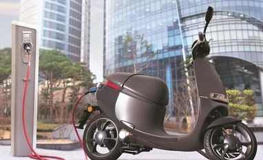 Delhi govt plans to allow only electric two-wheelers to ply as bike taxis auto expo