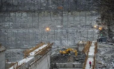 Two more hotels lean towards each other in Joshimath, wider cracks appear Joshimath