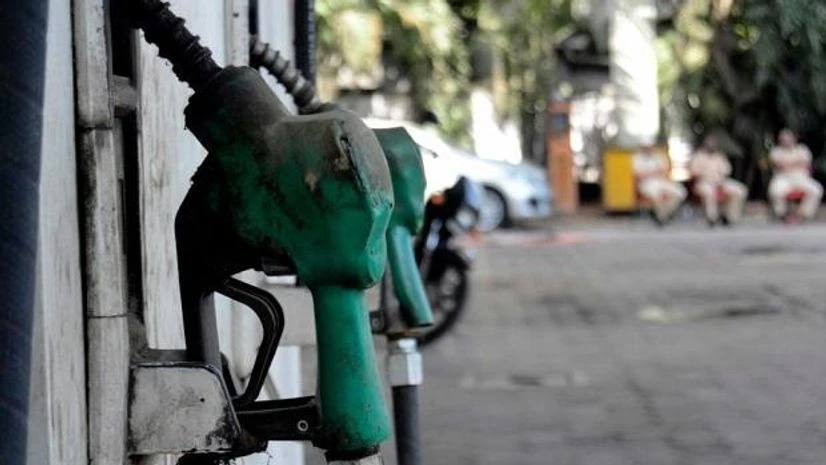 Pak: Long queues at filling stations in capital amid petrol shortage Pak: Long queues at filling stations in capital amid petrol shortage