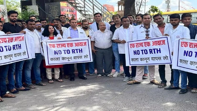 Private doctors protesting against the Rajasthan Right to Heath Bill Private doctors protesting against the Rajasthan Right to Heath Bill