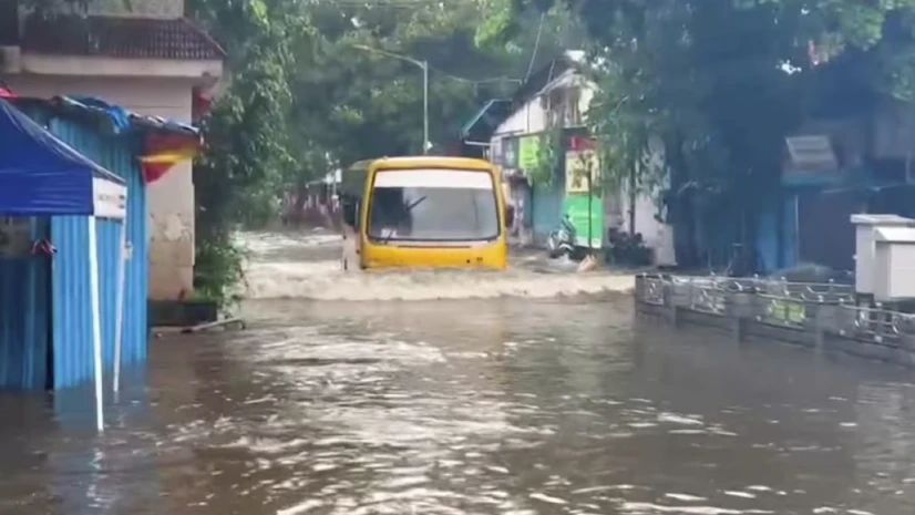 A Bus Moves On A Flooded Road Following Heavy Rainfall%2C Near Andheri Subway In Mumbai. %28Photo%3A PTI%29 A Bus Moves On A Flooded Road Following Heavy Rainfall%2C Near Andheri Subway In Mumbai. %28Photo%3A PTI%29